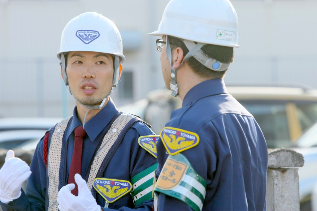 富山県最大級の警備会社だから現場数が安定!あなたの働きたい日に働けます♪
正社員としての雇用も行っているのでお気軽にお問い合わせください♪